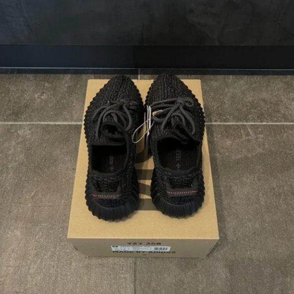 Yeezy 350 V2 Sneakers - Picture 2 of 5
